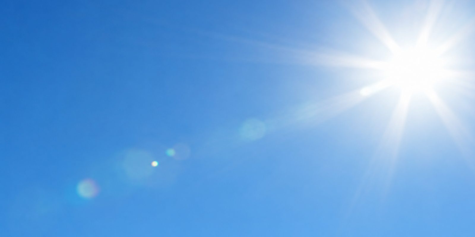 שמש בשמיים כחולים בצהרי היום, מקור ויטמין D הטבעי העיקרי