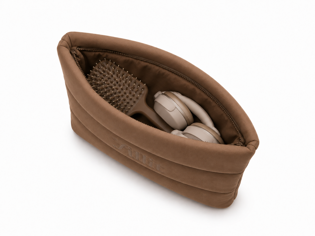 תיק Beauty Bag בז' פתוח ובתוכו מברשת שיער ומוצרי טיפוח